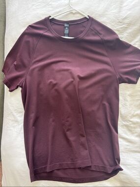 Lululemon Men’s Metal Vent Tech Short Sleeve Medium Goodnight Plum